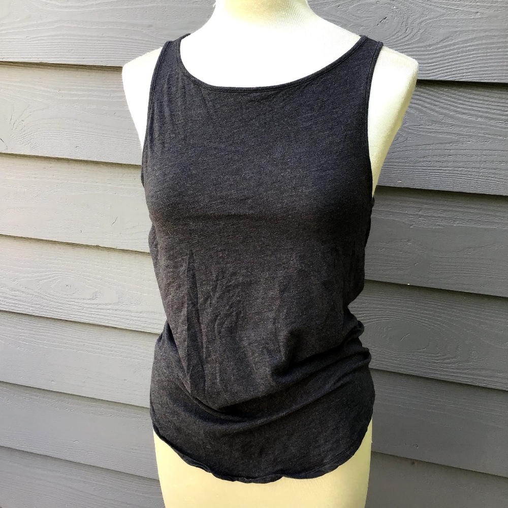 UNDER ARMOUR dark gray split back tank S (J1A6)
